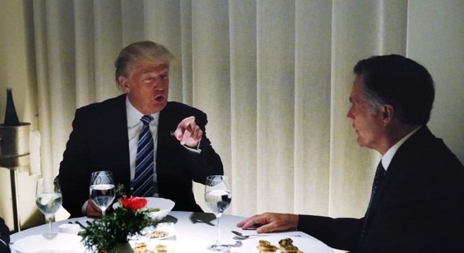 Presidente eleito dos EUA, Donald Trump, durante jantar com o ex-governador de Massachusetts Mitt Romney em restaurante de Nova York

