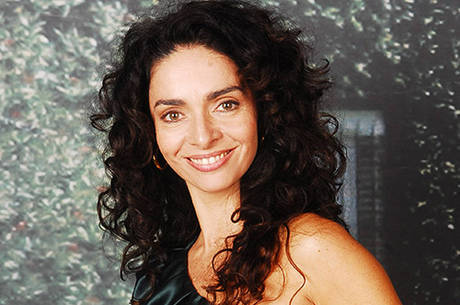 Claudia Ohana publica foto fazendo abdominais na academia e mostra