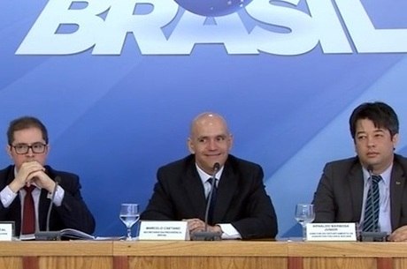 Marcelo Caetano, no centro, anunciou as novas regras