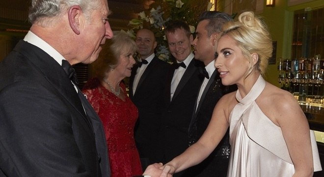 Lady Gaga cumprimentando o Príncipe Charles