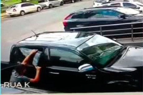 Imagens de câmera de segurança registram os bandidos arrombando carros que estavam estacionados 
