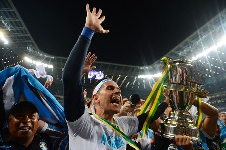 Marcelo Grohe comemora título da Copa do Brasil, com o Grêmio