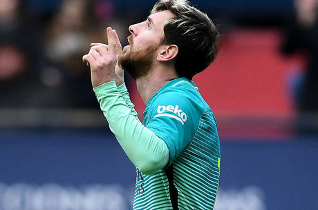 Messi marcou duas vezes para o Barcelona contra o Osasuna