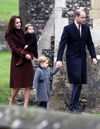 Princesa Charlotte e príncipe George estampam cartão de Natal