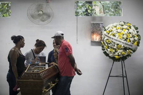 Familiares velam vendedor morto no Metrô Familiares velam vendedor morto no Metrô