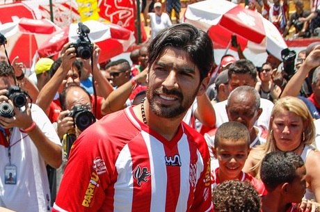 Loco Abreu ignora forte calor e faz a festa da torcida do Bangu: 'Chego com  moral' - Esporte - Extra Online