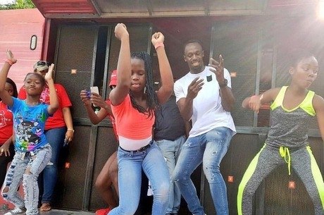 Usain Bolt dançou com as crianças da cidade de Sherwood Content