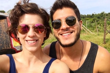 Sophia e Arthur Aguiar posam juntos na Bahia