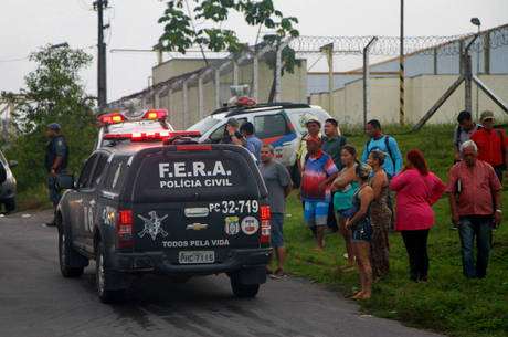 Familiares esperam notícias das vítimas em frente à presídio Familiares esperam notícias das vítimas em frente à presídio