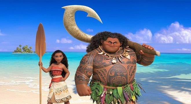 A jovem Moana com o semideus Maui, que a acompanha na aventura pelo oceano