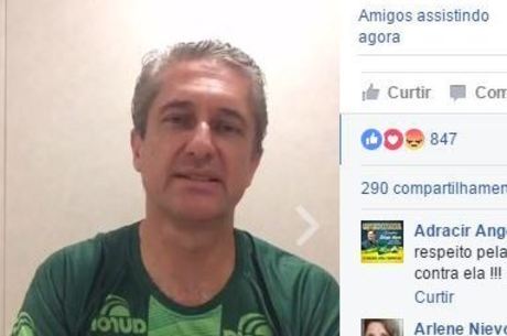 Rogério Rosso usa camisa da Chape no lançamento de candidatura à presidência da Câmara