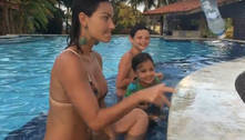 Laura Keller brinca com crianças em piscina de hotel e faz o desafio da garrafa