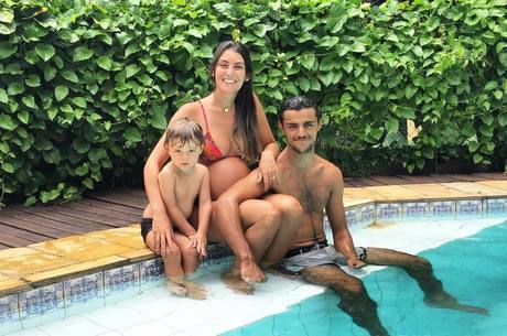Gravida Mariana Uhlmann Posa A Beira Da Piscina Ao Lado De Felipe Simas E Do Filho Entretenimento R7 Famosos E Tv