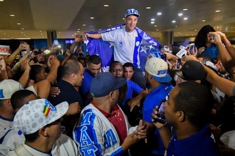 Thiago Neves chegou a Belo Horizonte nos braços da torcida