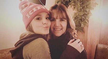 Larissa Manoela aparece ao lado da mãe, em foto de arquivo.

