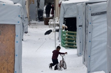 Milhares de imigrantes e refugiados estão em abrigos enfrentando temperaturas extremamente baixas na Europa