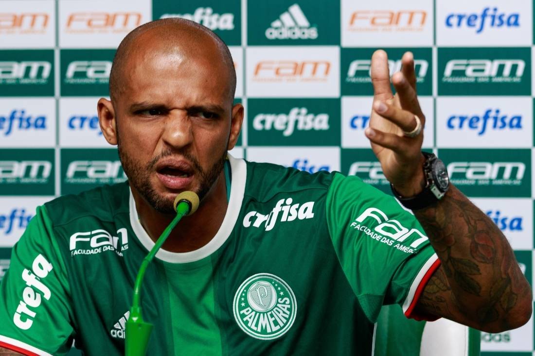 Esposa de Felipe Melo ataca críticos do jogador: 'Pessoas doentes