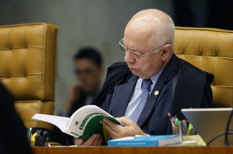 O ministro Teori Zavascki lê a Constituição em sessão do STF