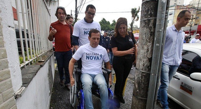 Prefeito de São Paulo, João Doria, anda de cadeira de rodas para promover programa