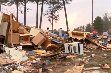 Tempestades deixaram casas destruídas e imóveis por toda parte
