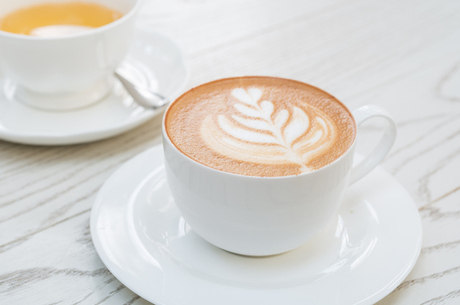 Latte art é a tecnica com espuma que deixa o café com desenhos