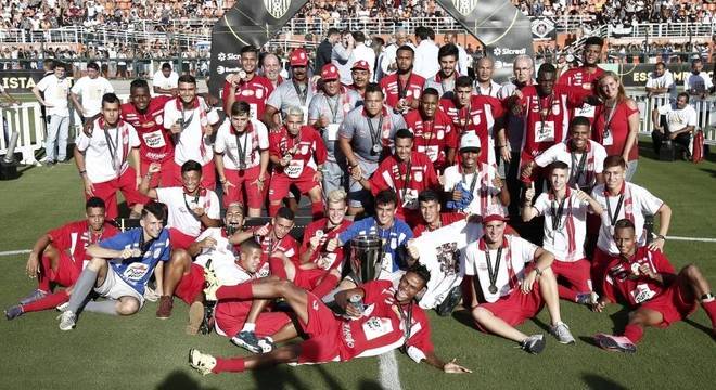 Jogador do Flamengo doa chuteira para adversário na Copinha - Esportes - R7  Futebol