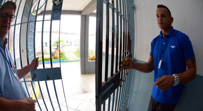 Portão da cela do regime fechado na Apac, em Pouso Alegre (MG)