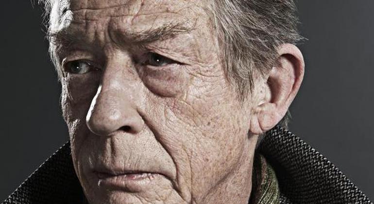 John Hurt interpretou Olivaras em 'Harry Potter'