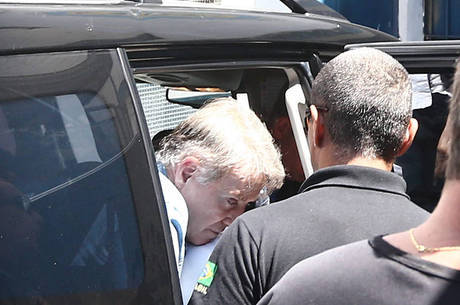 O empresário Eike Batista em carro da PF O empresário Eike Batista em carro da PF