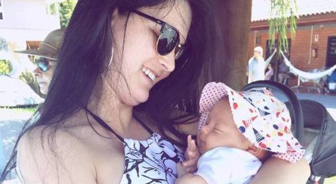 Após dois meses, Julia se recuperou completamente da paralisia de Bell Após dois meses, Julia se recuperou completamente da paralisia de Bell