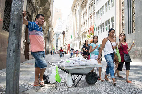 Com 2 milhões a mais de demitidos em 2016, informalidade cresce no País. São 12,3 milhões de desocupados, de acordo com o IBGE Com 2 milhões a mais de demitidos em 2016, informalidade cresce no País. São 12,3 milhões de desocupados, de acordo com o IBGE