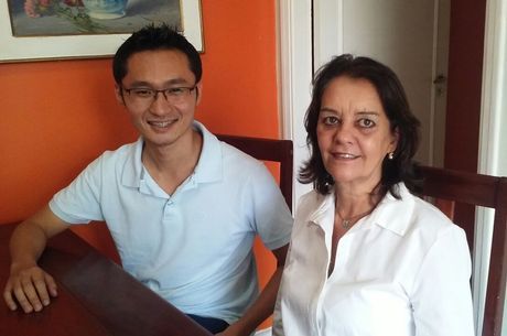Sonia com o empres�rio Fernando Junji Ishi, de Curitiba, que estava hospedado na casa dela na �ltima semana
