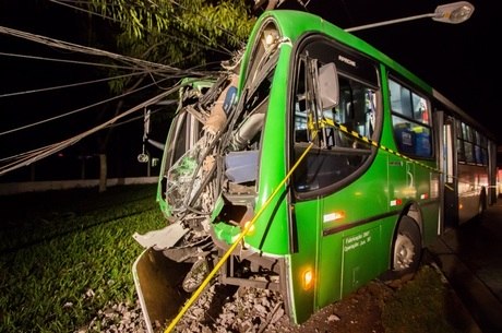 Ônibus ficou destruído na zona oeste de São Paulo