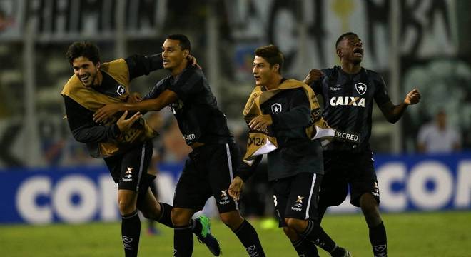 Jogadores do Botafogo comemoram o gol salvador de Rodrigo Pimpão no fim do segundo tempo