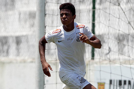 Santos renova contrato com artilheiro da base 