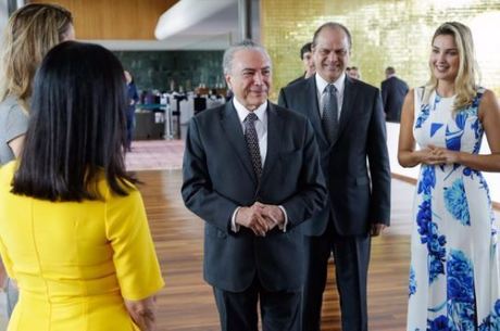 Resultado de imagem para Temer feliz com a sua amada marcela