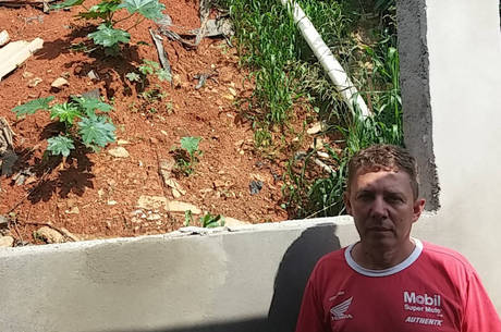 A terra ainda se acumula nos fundos da casa de Alemão A terra ainda se acumula nos fundos da casa de Alemão