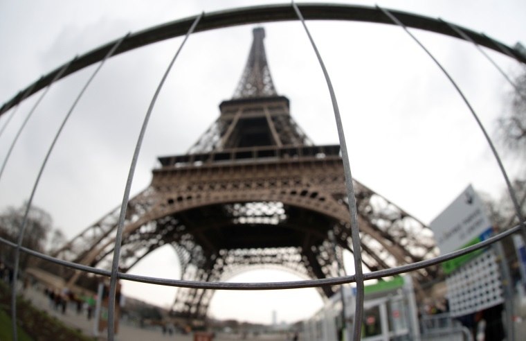 Resultado de imagem para a base da Torre Eiffel estava ontem sendo cercada por um vidro à prova de bala