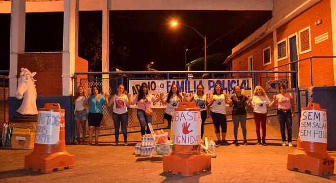 Cerca de 15 mulheres tentaram interditar a porta da sede do Batalhão de Choque da PM do Rio Cerca de 15 mulheres tentaram interditar a porta da sede do Batalhão de Choque da PM do Rio