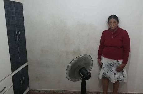 No quarto de dona Vilma, água mina pela parede 24 horas por dia No quarto de dona Vilma, água mina pela parede 24 horas por dia