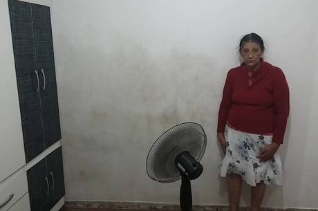 No quarto de dona Vilma, água mina pela parede 24 horas por dia