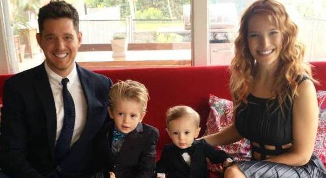 Michael Bublé com os filhos Noah (5), Elias (2) e a esposa; Noah teve câncer aos 3 Michael Bublé com os filhos Noah (5), Elias (2) e a esposa; Noah teve câncer aos 3