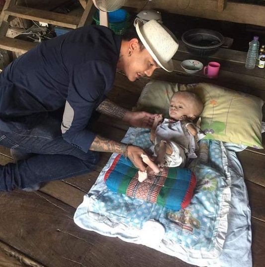 Um homem famoso na Tailândia resolveu se engajar em uma campanha para ajudar uma menina de dois anos, que sofre de múltiplas doenças e que necessita do amor e da solidariedade humanas para sobreviver. As informações são do The Mirror