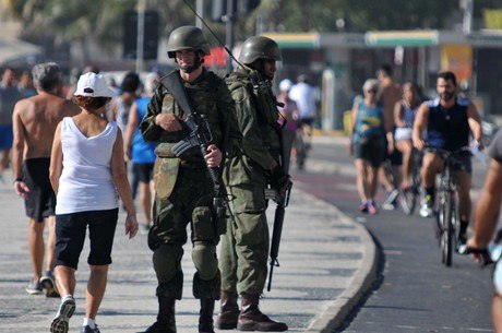 Forças Armadas fazem patrulhamento em Copacabana, na zona sul