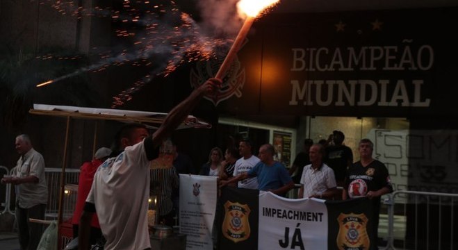 Torcedores pediram a saída de Roberto de Andrade da presidência do Corinthians