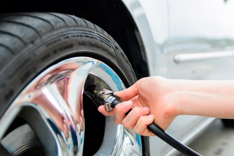 2&deg;)&nbsp;Se os pneus rodarem por muito tempo com a calibragem errada, o desgaste tamb&eacute;m ser&aacute; irregular: com pouca press&atilde;o, consumir&aacute; as bordas (ou ombros) mais rapidamente, e se estiverem calibrados acima do indicado pelo fabricante, o meio da banda de rodagem se desgastar&aacute; mais r&aacute;pido. Por isso que &eacute; recomendada a verifica&ccedil;&atilde;o frequente da press&atilde;o, ao menos uma vez por semana (ou ao abastecer o ve&iacute;culo), j&aacute; que somente o rod&iacute;zio n&atilde;o compensar&aacute; os desgastes excessivos causados pela utiliza&ccedil;&atilde;o de press&atilde;o incorreta