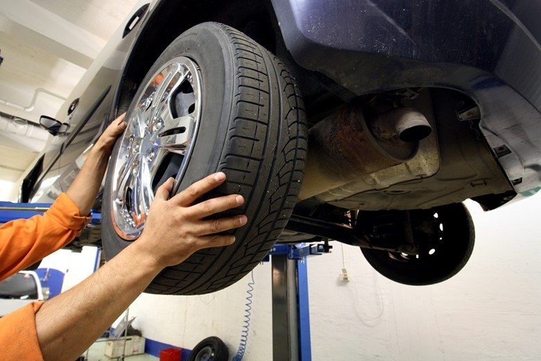 3°) O
rodízio compensa a diferença de desgaste dos pneus, e pode, em parte, evitar desgastes irregulares que tenham começado por
desalinhamento das rodas ou pequenos impactos, permitindo maior durabilidade e
eficiência