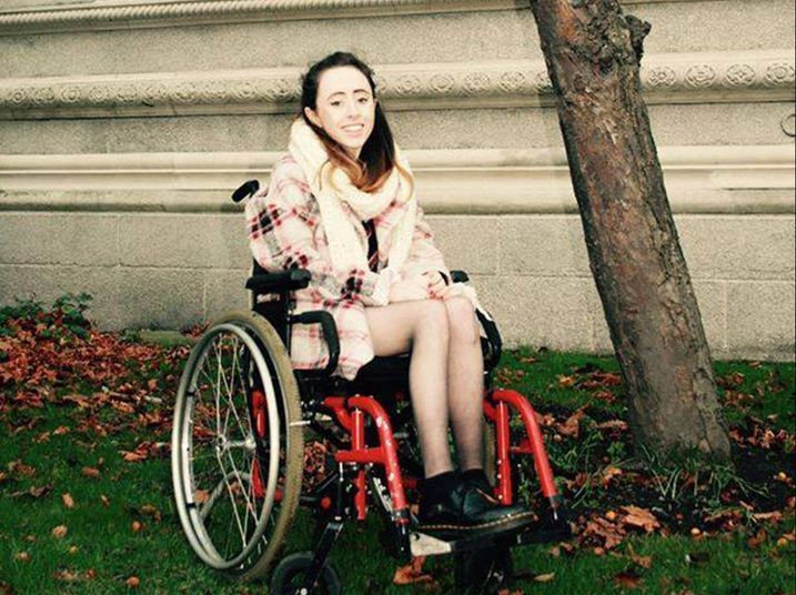 Niahm Herbert, de 19 anos, estuda no Trinity College, uma universidade em Dublin, na Irlanda, e estava indo para Londres para a London Fashion Week, quando teve uma surpresa muito desagradável: a Ryanair, companhia aérea irlandesa responsável pelo vôo, fez ela esperar 15 minutos para que ajudassem a subir a escada do portão de embarque