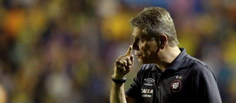 Técnico Paulo Autuori cobra atenção do elenco após ceder novo empate em casa pela Libertadores