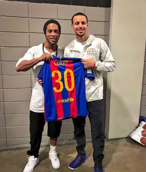 Ronaldinho Gaúcho dá três assistências em jogo de lendas do